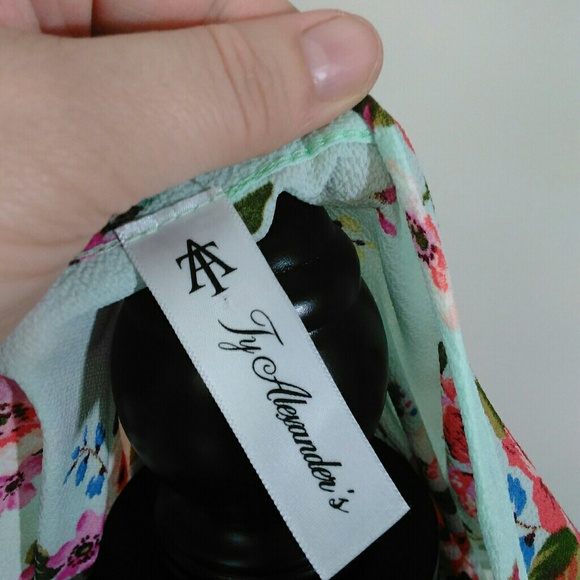 Ty Alexander's floral blouse with lace sleeves - Picture 8 of 8